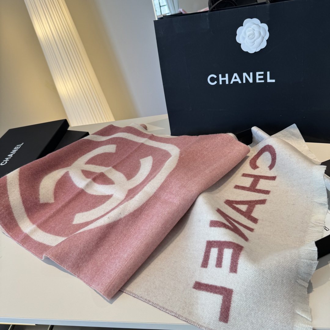 💃🏻💃🏻金丝线美翻了💖💖[流泪]【大双C LOGO披肩】御用殿堂级极品小香‼️新款专柜在售 上身才会知道