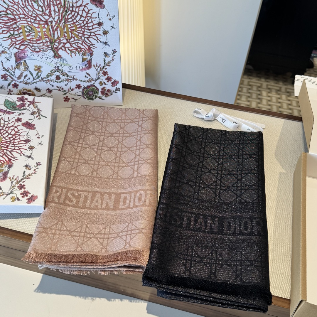 💚Dior经典菱格纹方巾，胭脂粉色超温柔，质地柔软轻盈，保暖又时髦。精致提花纹理，优雅气质满分，无论披肩
