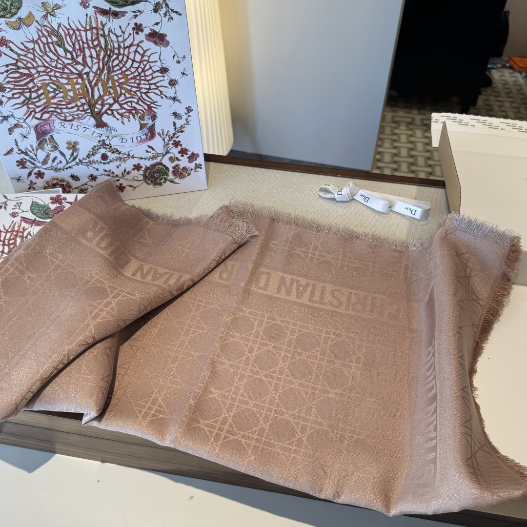 💚Dior经典菱格纹方巾，胭脂粉色超温柔，质地柔软轻盈，保暖又时髦。精致提花纹理，优雅气质满分，无论披肩