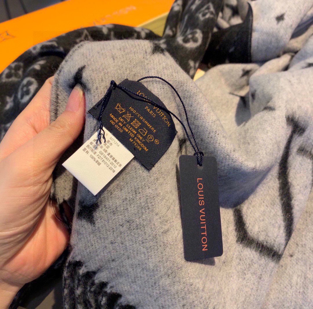 独家特供的大驴‼Lv专柜当季排长队预定的牛货！起了一个巨好听的名字：“璀璨星空LV”本年度最好看最流弊的