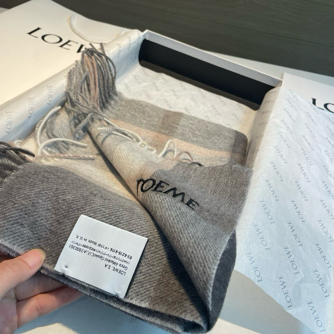 罗意威。【男女围巾】怒赞自留，难得的高端男款！家属福利！非常正的围巾~面料大爱，非常柔软细腻舒服，轻度水