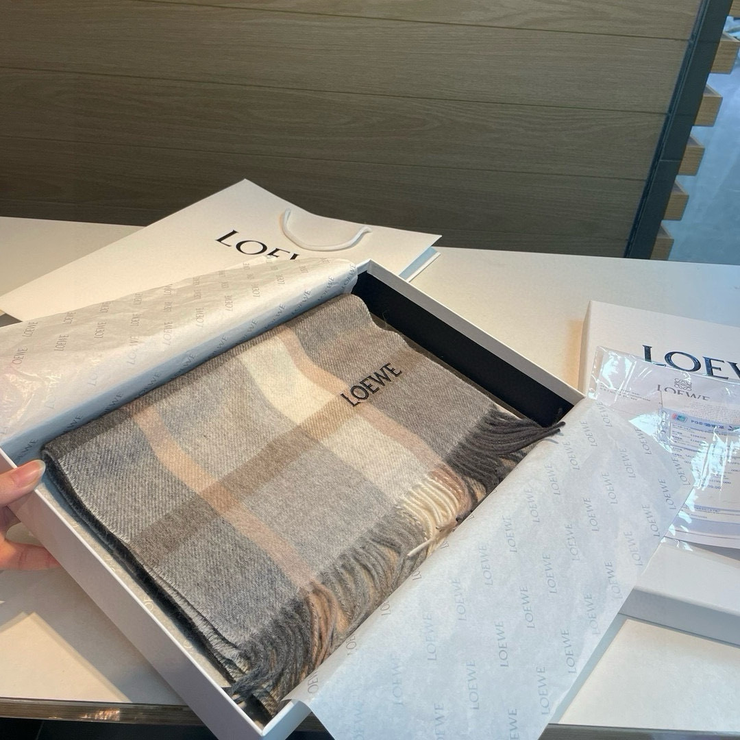 罗意威。【男女围巾】怒赞自留，难得的高端男款！家属福利！非常正的围巾~面料大爱，非常柔软细腻舒服，轻度水