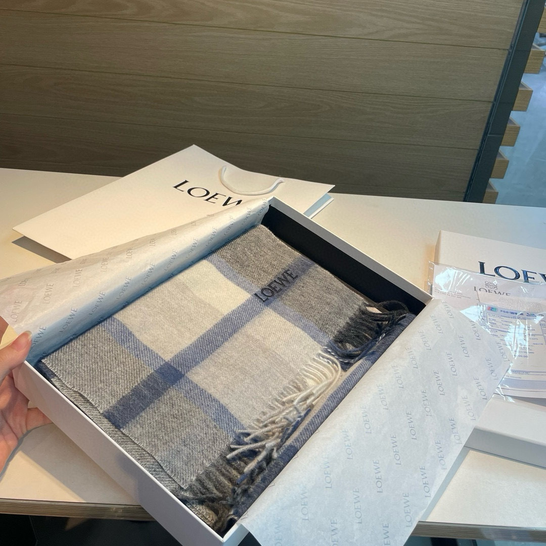 罗意威。【男女围巾】怒赞自留，难得的高端男款！家属福利！非常正的围巾~面料大爱，非常柔软细腻舒服，轻度水