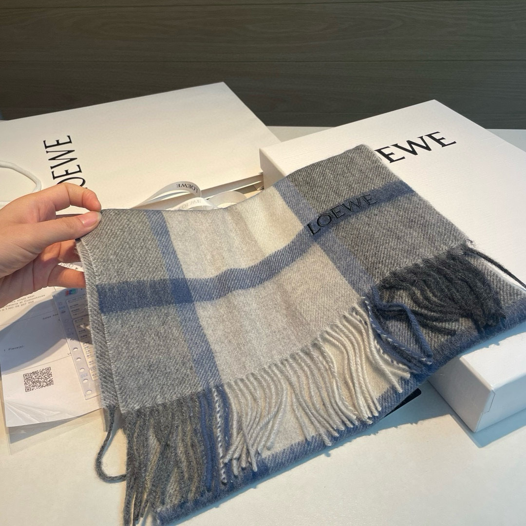 罗意威。【男女围巾】怒赞自留，难得的高端男款！家属福利！非常正的围巾~面料大爱，非常柔软细腻舒服，轻度水