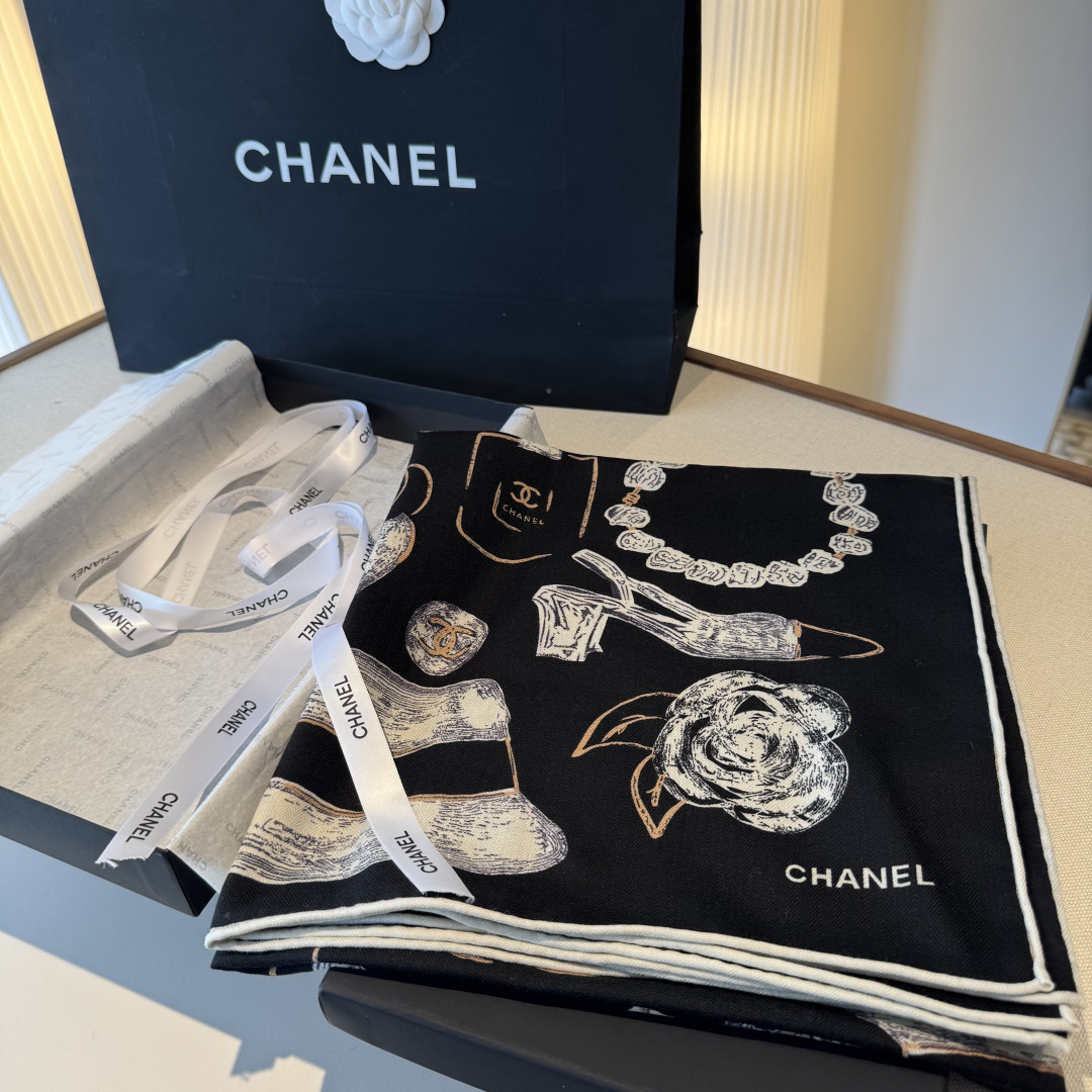 经典茶花优雅Coco风，Chanel最新菱格丝绒大方巾~气质到骨子里，香奶奶新一季的面料超高级，真心超级