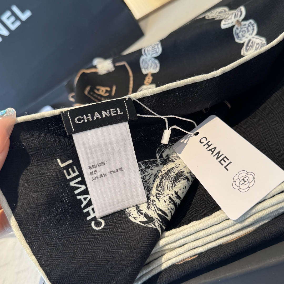 经典茶花优雅Coco风，Chanel最新菱格丝绒大方巾~气质到骨子里，香奶奶新一季的面料超高级，真心超级