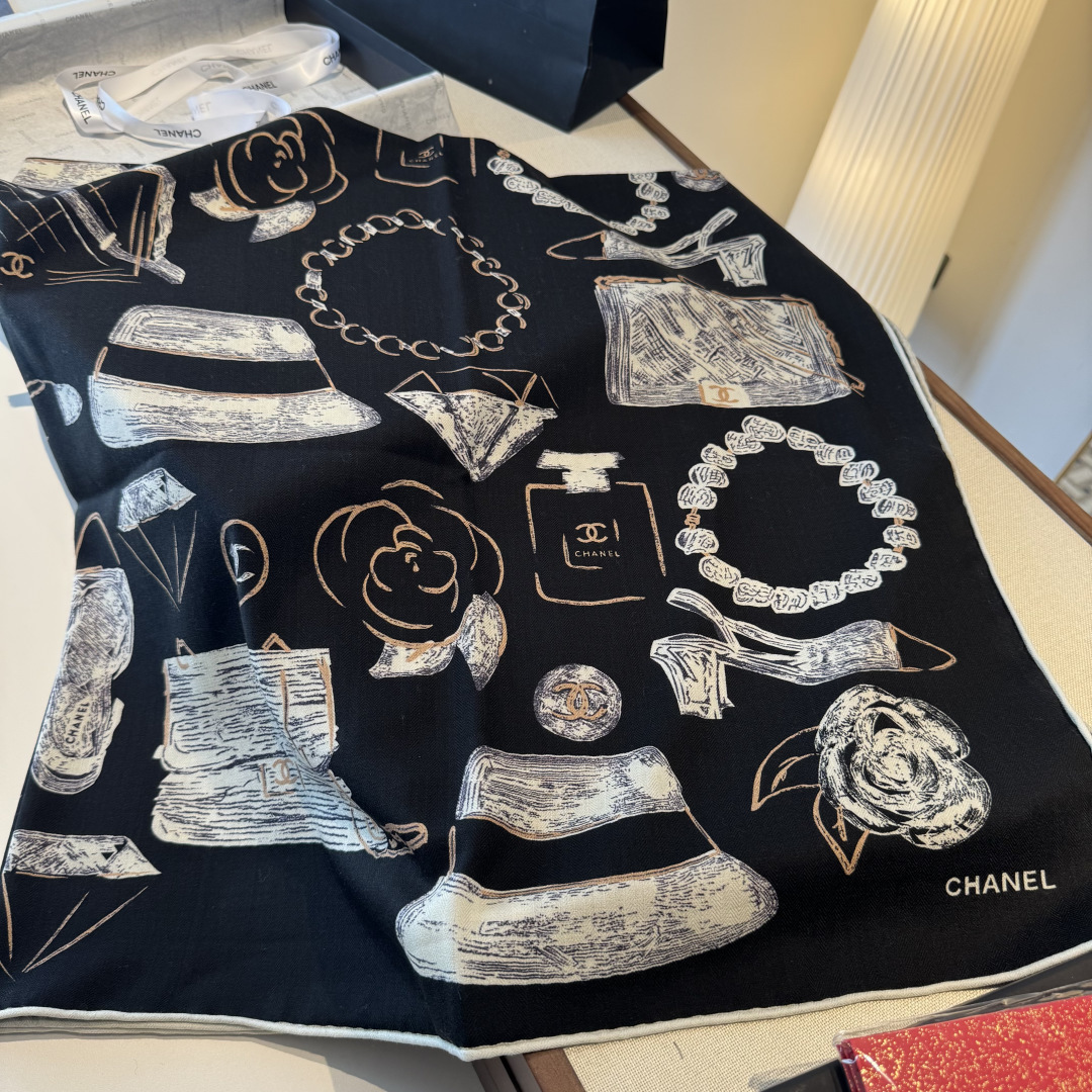 经典茶花优雅Coco风，Chanel最新菱格丝绒大方巾~气质到骨子里，香奶奶新一季的面料超高级，真心超级