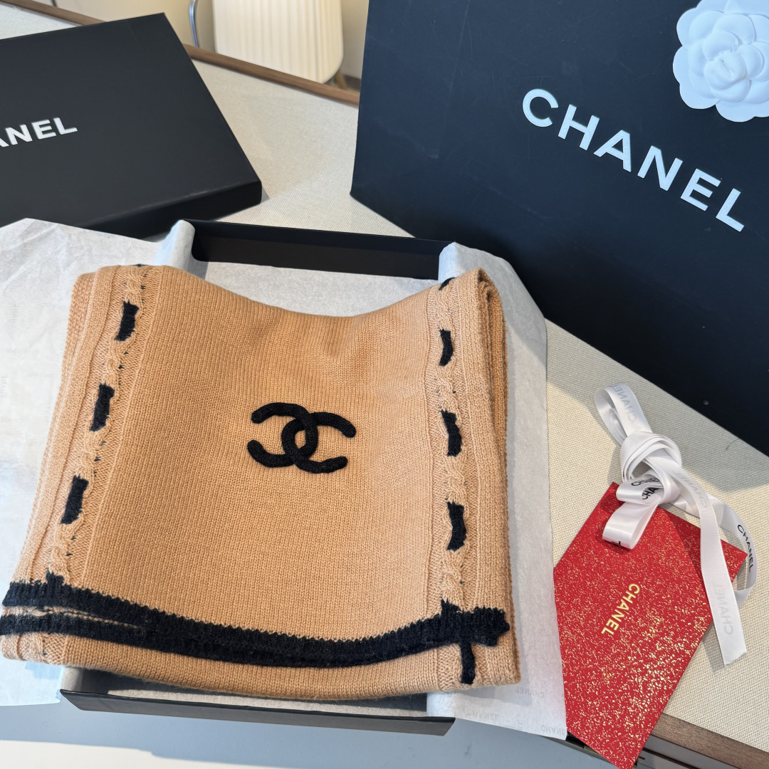 【香家2025臻品】全新上市，甄选顶级羊绒面料，触感细腻如云。重工匠心独运，以精湛手工针织工艺，融入典雅