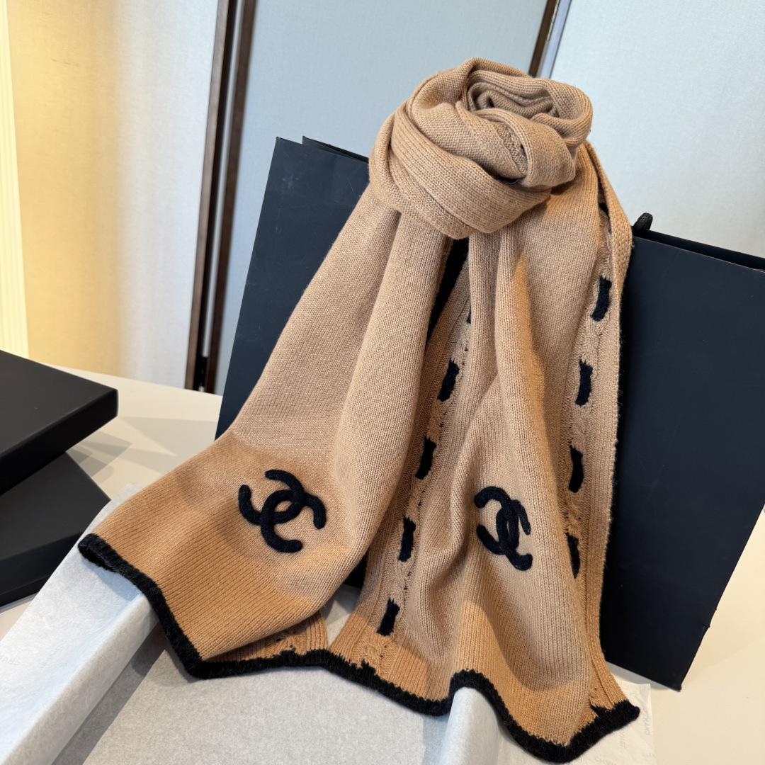 【香家2025臻品】全新上市，甄选顶级羊绒面料，触感细腻如云。重工匠心独运，以精湛手工针织工艺，融入典雅