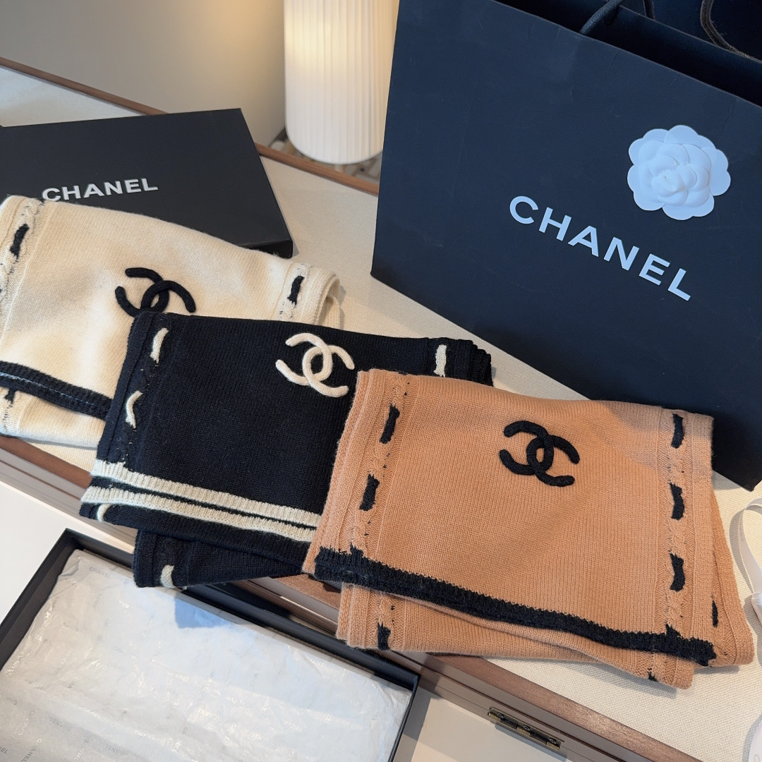 【香家2025臻品】全新上市，甄选顶级羊绒面料，触感细腻如云。重工匠心独运，以精湛手工针织工艺，融入典雅