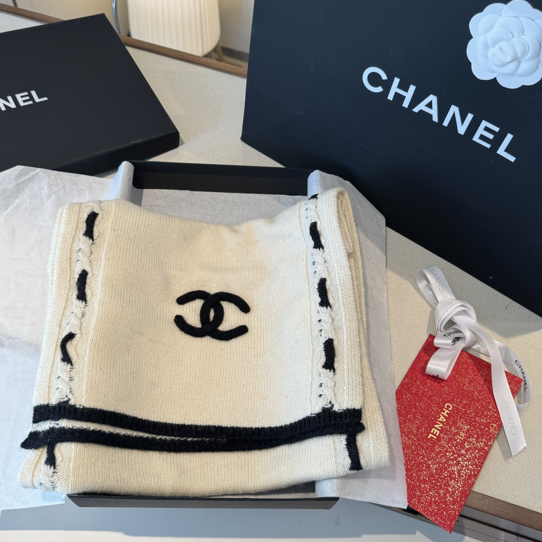 【香家2025臻品】全新上市，甄选顶级羊绒面料，触感细腻如云。重工匠心独运，以精湛手工针织工艺，融入典雅