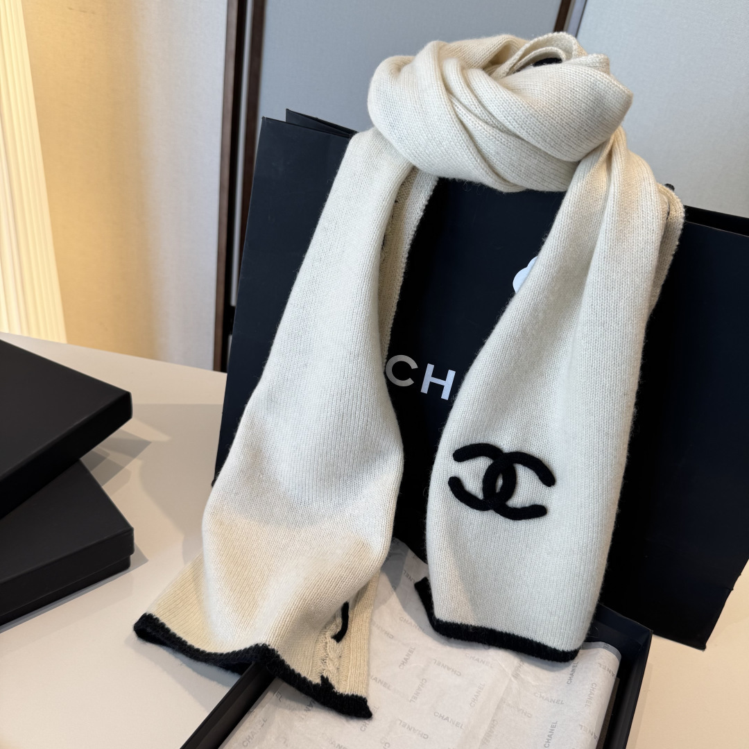 【香家2025臻品】全新上市，甄选顶级羊绒面料，触感细腻如云。重工匠心独运，以精湛手工针织工艺，融入典雅