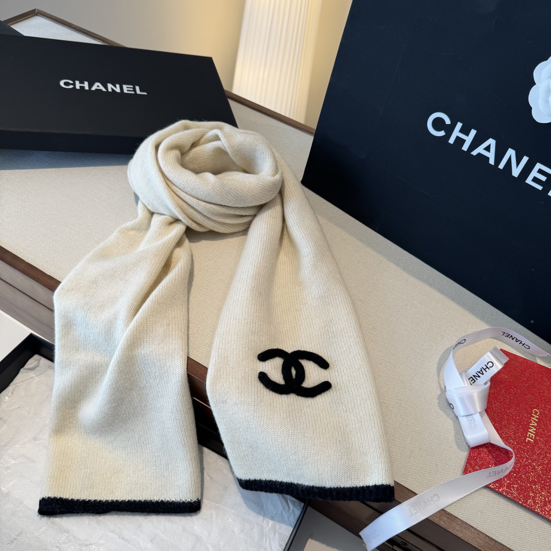 【香家2025臻品】全新上市，甄选顶级羊绒面料，触感细腻如云。重工匠心独运，以精湛手工针织工艺，融入典雅