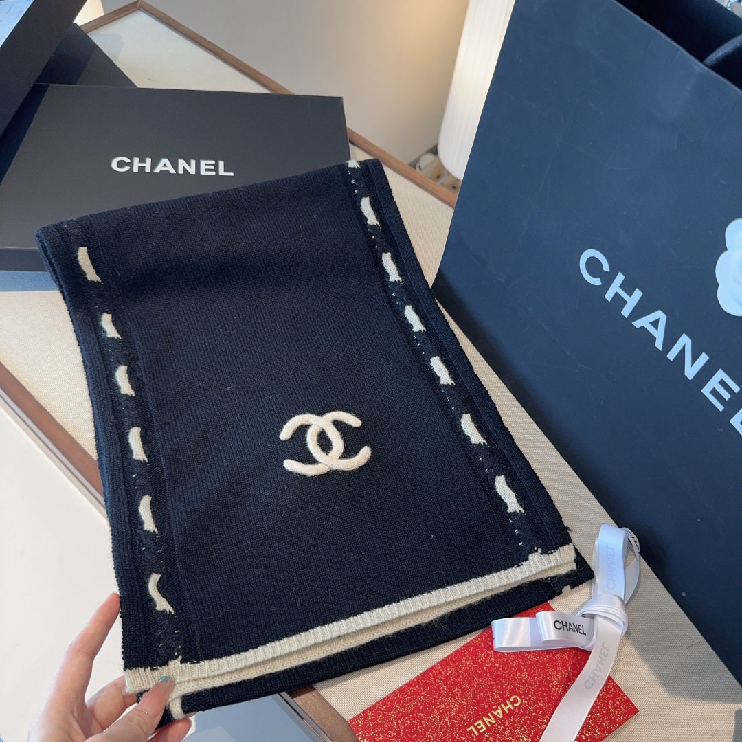 【香家2025臻品】全新上市，甄选顶级羊绒面料，触感细腻如云。重工匠心独运，以精湛手工针织工艺，融入典雅