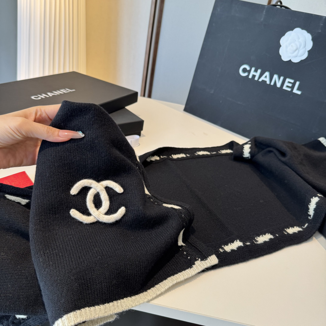 【香家2025臻品】全新上市，甄选顶级羊绒面料，触感细腻如云。重工匠心独运，以精湛手工针织工艺，融入典雅