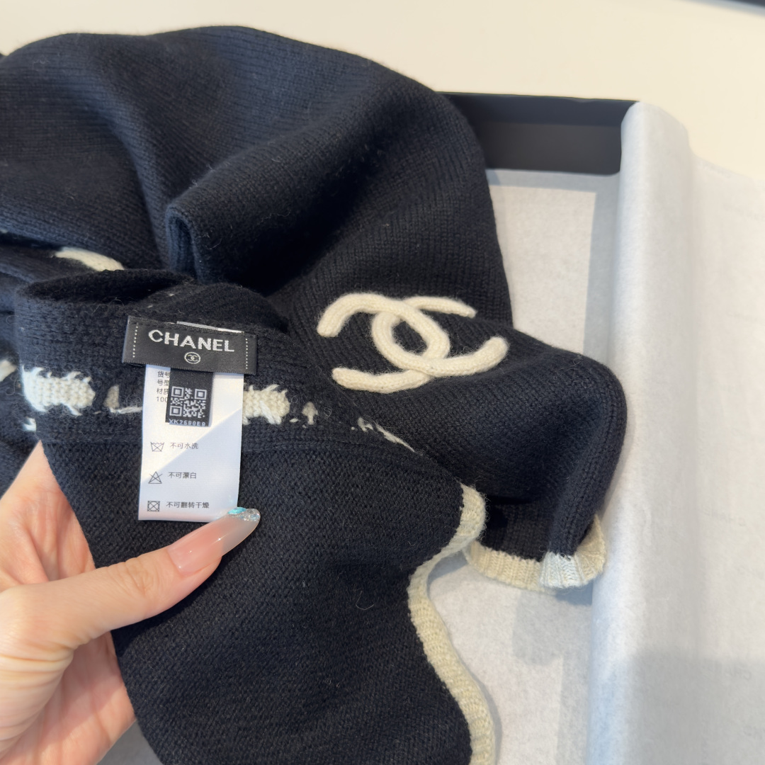 【香家2025臻品】全新上市，甄选顶级羊绒面料，触感细腻如云。重工匠心独运，以精湛手工针织工艺，融入典雅