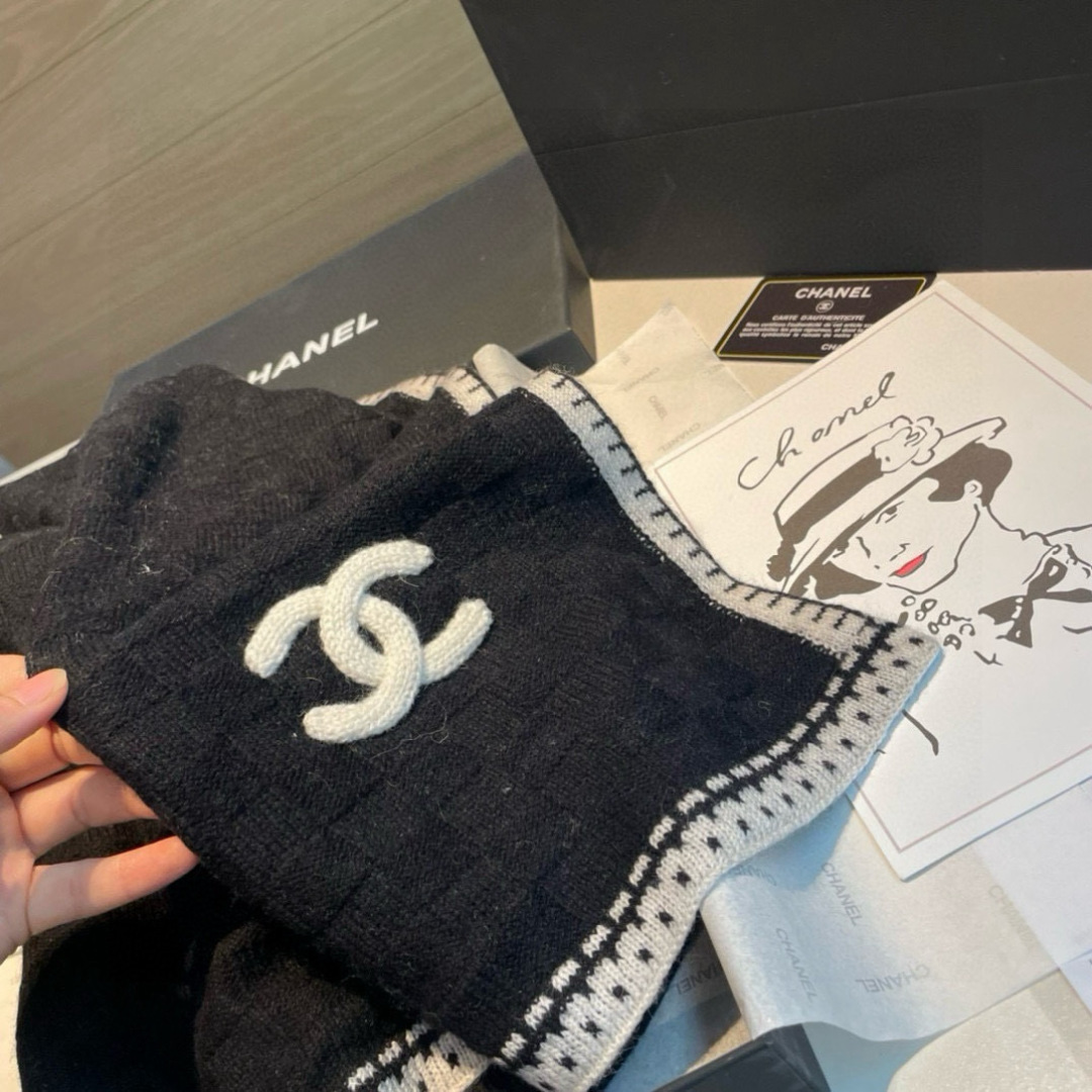 强烈重磅推荐！！！质感好货，怒吼福利推荐款❗️Chanel主打的羊绒围巾~非常难得！！这个围巾最大的感触