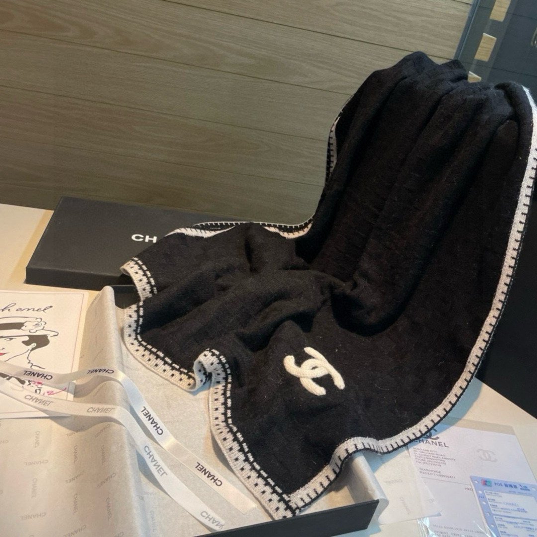 强烈重磅推荐！！！质感好货，怒吼福利推荐款❗️Chanel主打的羊绒围巾~非常难得！！这个围巾最大的感触