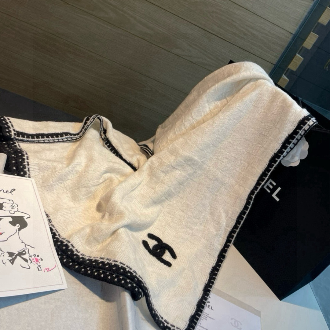 强烈重磅推荐！！！质感好货，怒吼福利推荐款❗️Chanel主打的羊绒围巾~非常难得！！这个围巾最大的感触