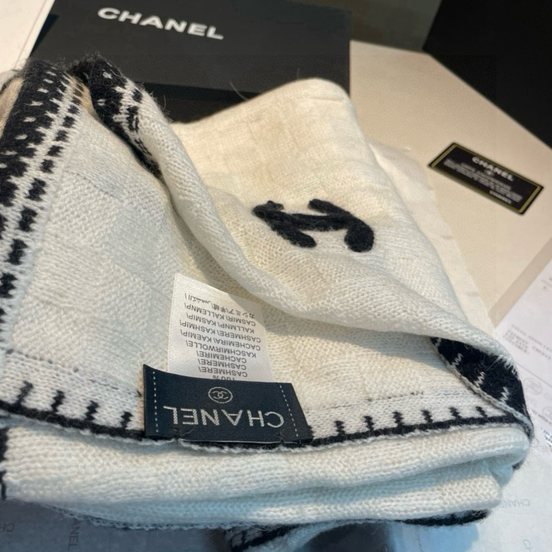 强烈重磅推荐！！！质感好货，怒吼福利推荐款❗️Chanel主打的羊绒围巾~非常难得！！这个围巾最大的感触