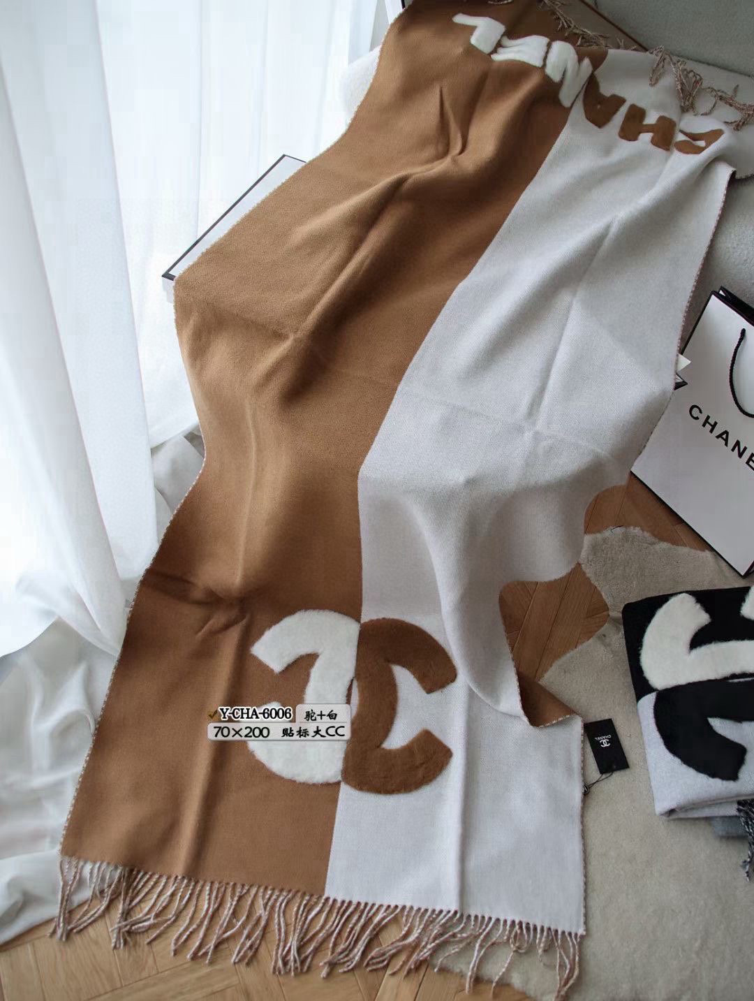 贴标大CC 优雅感爆棚，chanel的一如既往的优雅气质风，拼色+毛茸茸大字母，点睛精致，融入日常的单品