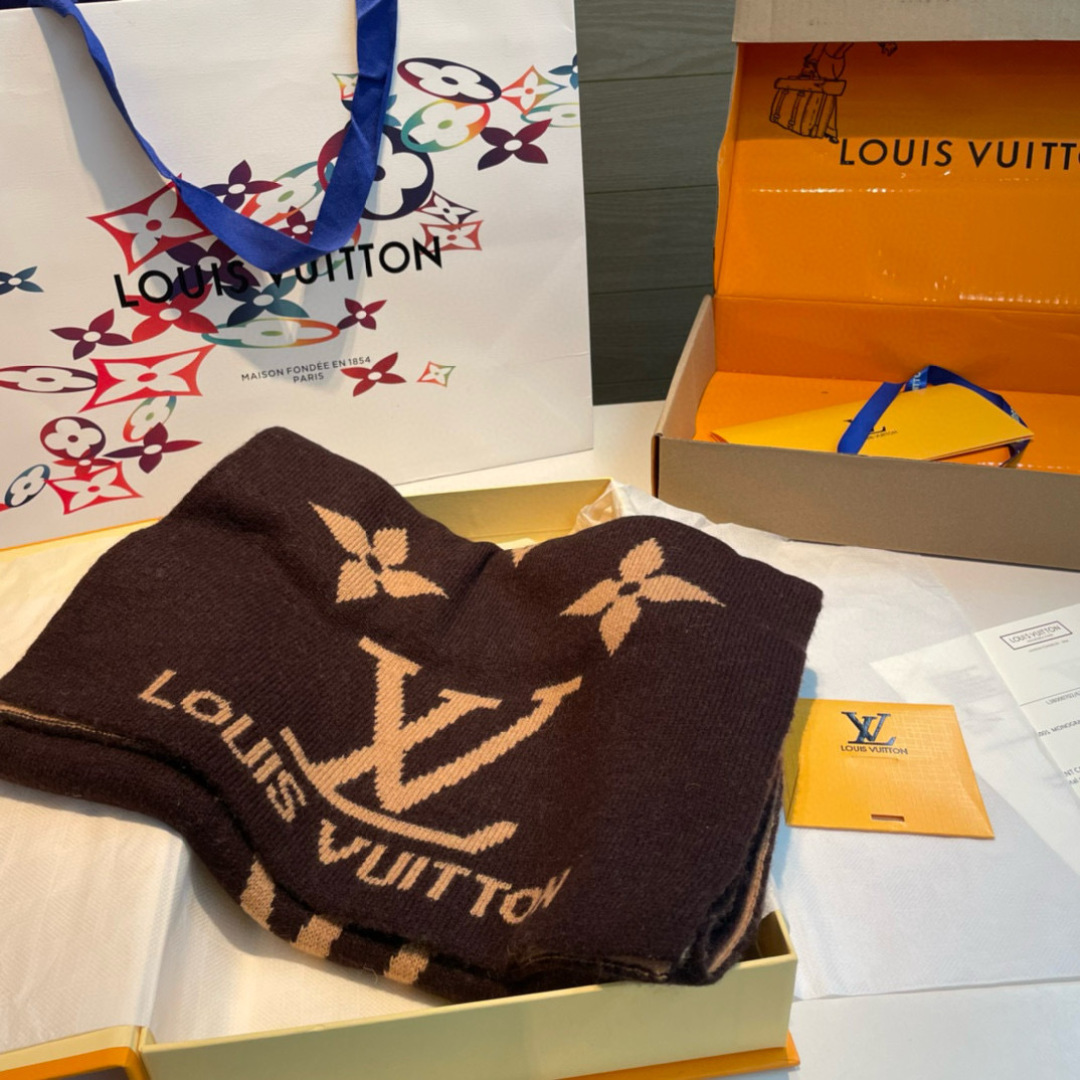 爆款上新 情侣款👍👍LV 独家牛货🐂 奢华尽在尺寸之间，高端品质‼️具有超高羊绒品质才会被此品牌青睐‼️