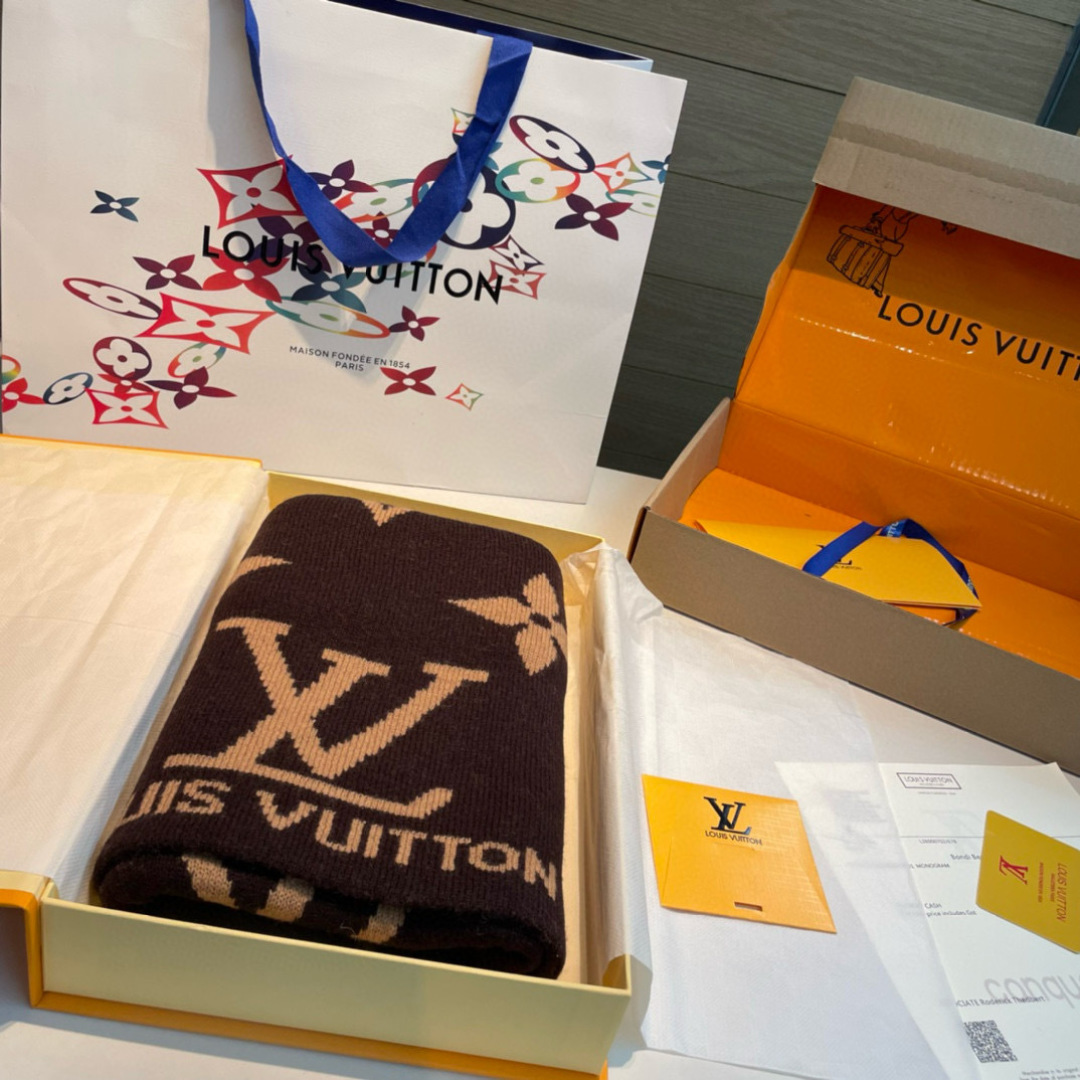 爆款上新 情侣款👍👍LV 独家牛货🐂 奢华尽在尺寸之间，高端品质‼️具有超高羊绒品质才会被此品牌青睐‼️