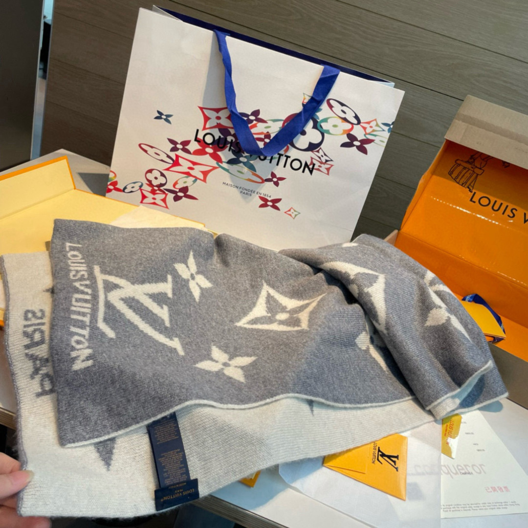 爆款上新 情侣款👍👍LV 独家牛货🐂 奢华尽在尺寸之间，高端品质‼️具有超高羊绒品质才会被此品牌青睐‼️