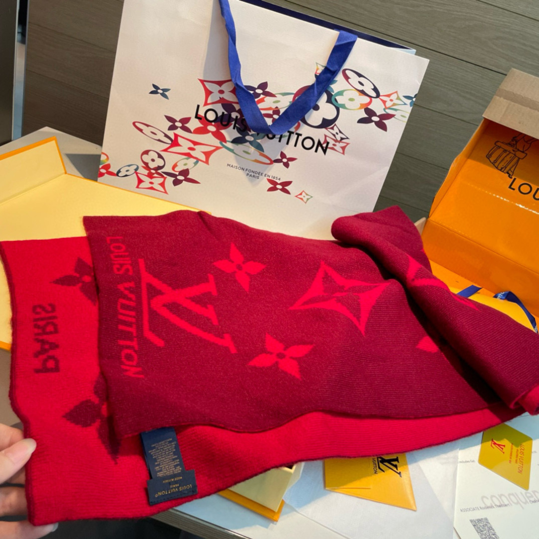 爆款上新 情侣款👍👍LV 独家牛货🐂 奢华尽在尺寸之间，高端品质‼️具有超高羊绒品质才会被此品牌青睐‼️