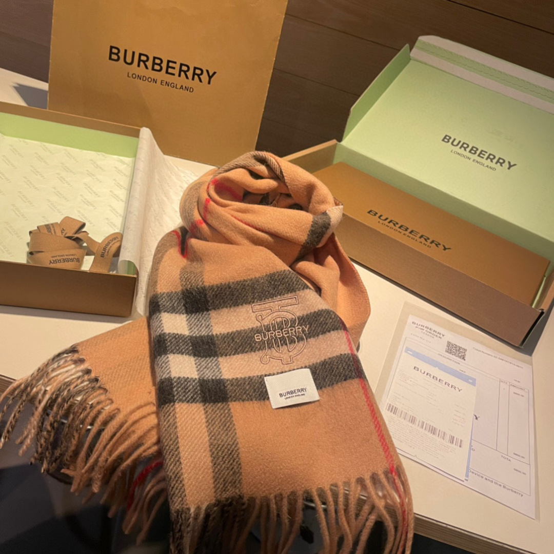 巴宝莉 👏👏超级有品百搭的款，。绝对质量好到爆的超值❗️最新出口🇬🇧男女羊绒围巾.手感细腻度非常好❗️关