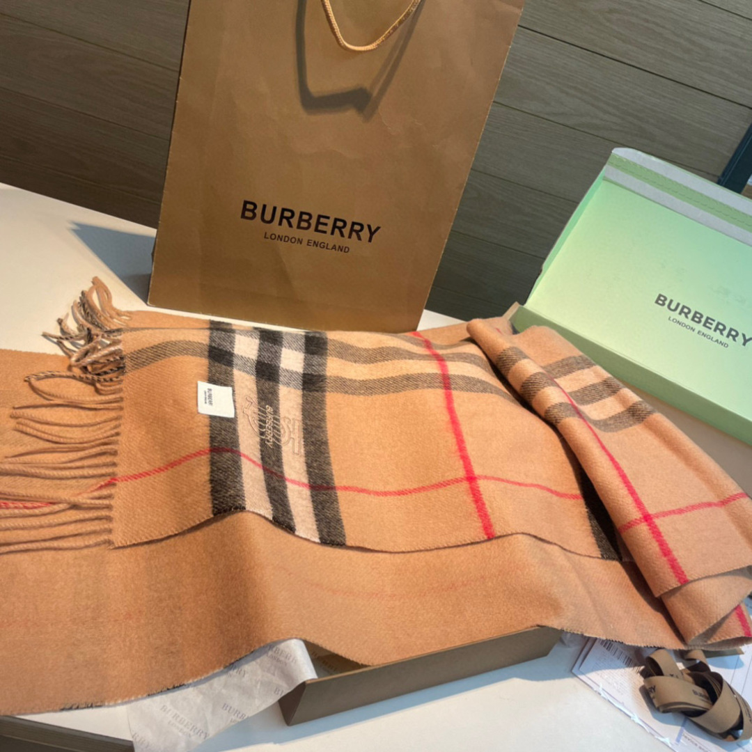 巴宝莉 👏👏超级有品百搭的款，。绝对质量好到爆的超值❗️最新出口🇬🇧男女羊绒围巾.手感细腻度非常好❗️关