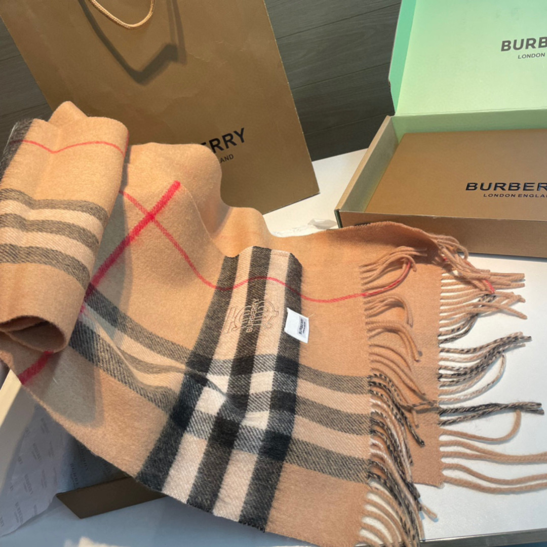 巴宝莉 👏👏超级有品百搭的款，。绝对质量好到爆的超值❗️最新出口🇬🇧男女羊绒围巾.手感细腻度非常好❗️关