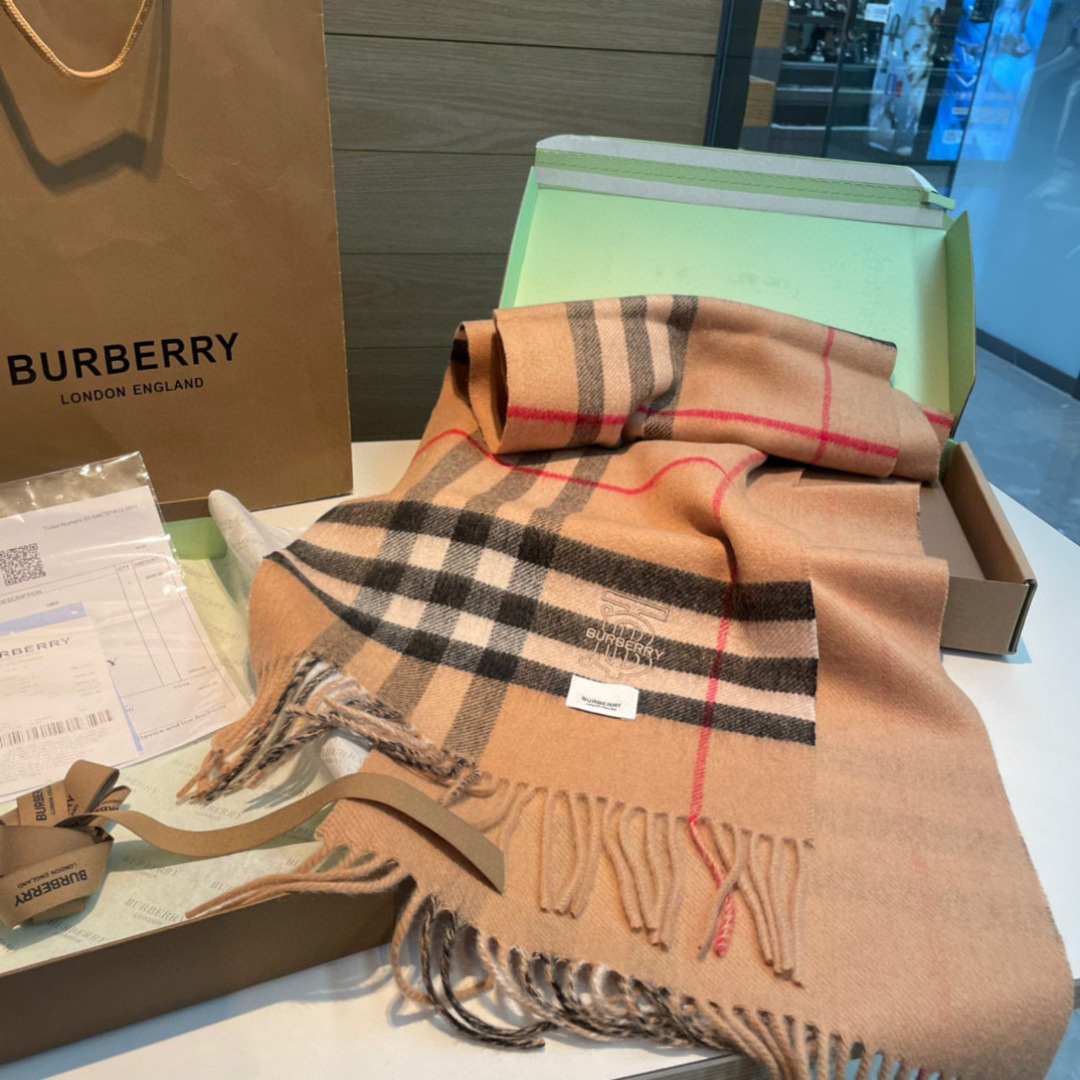 巴宝莉 👏👏超级有品百搭的款，。绝对质量好到爆的超值❗️最新出口🇬🇧男女羊绒围巾.手感细腻度非常好❗️关