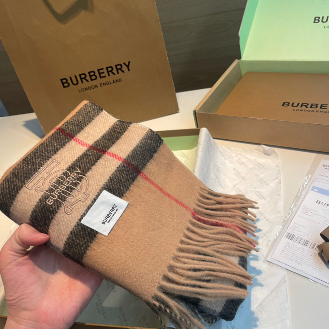 巴宝莉 👏👏超级有品百搭的款，。绝对质量好到爆的超值❗️最新出口🇬🇧男女羊绒围巾.手感细腻度非常好❗️关