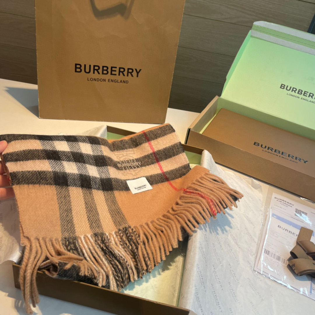 巴宝莉 👏👏超级有品百搭的款，。绝对质量好到爆的超值❗️最新出口🇬🇧男女羊绒围巾.手感细腻度非常好❗️关