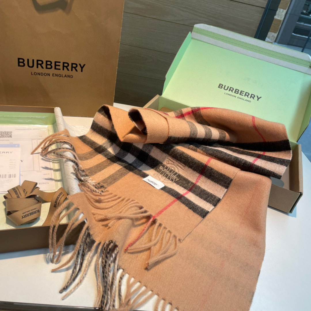 巴宝莉 👏👏超级有品百搭的款，。绝对质量好到爆的超值❗️最新出口🇬🇧男女羊绒围巾.手感细腻度非常好❗️关