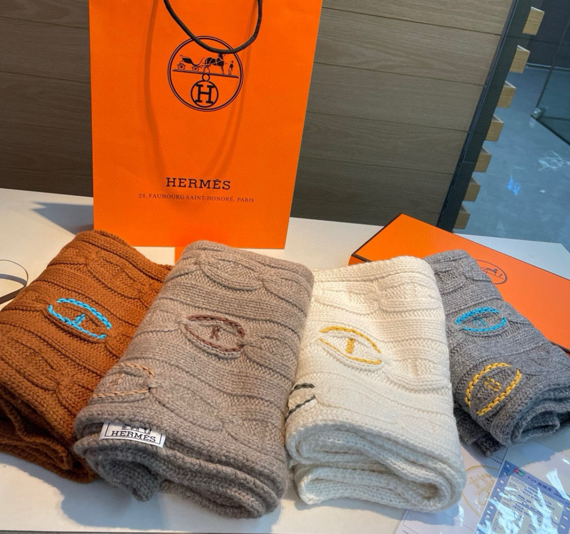 H家经典猪鼻子麻花围巾:经典款，可以搭配很多年，毫不夸张!叠搭裹头外披实用的时髦造型都可以驾驭!面料采用