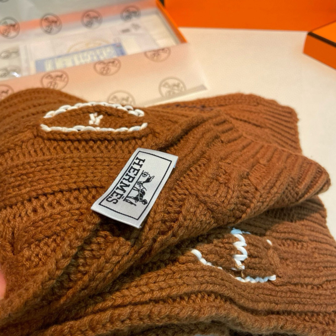 H家经典猪鼻子麻花围巾:经典款，可以搭配很多年，毫不夸张!叠搭裹头外披实用的时髦造型都可以驾驭!面料采用