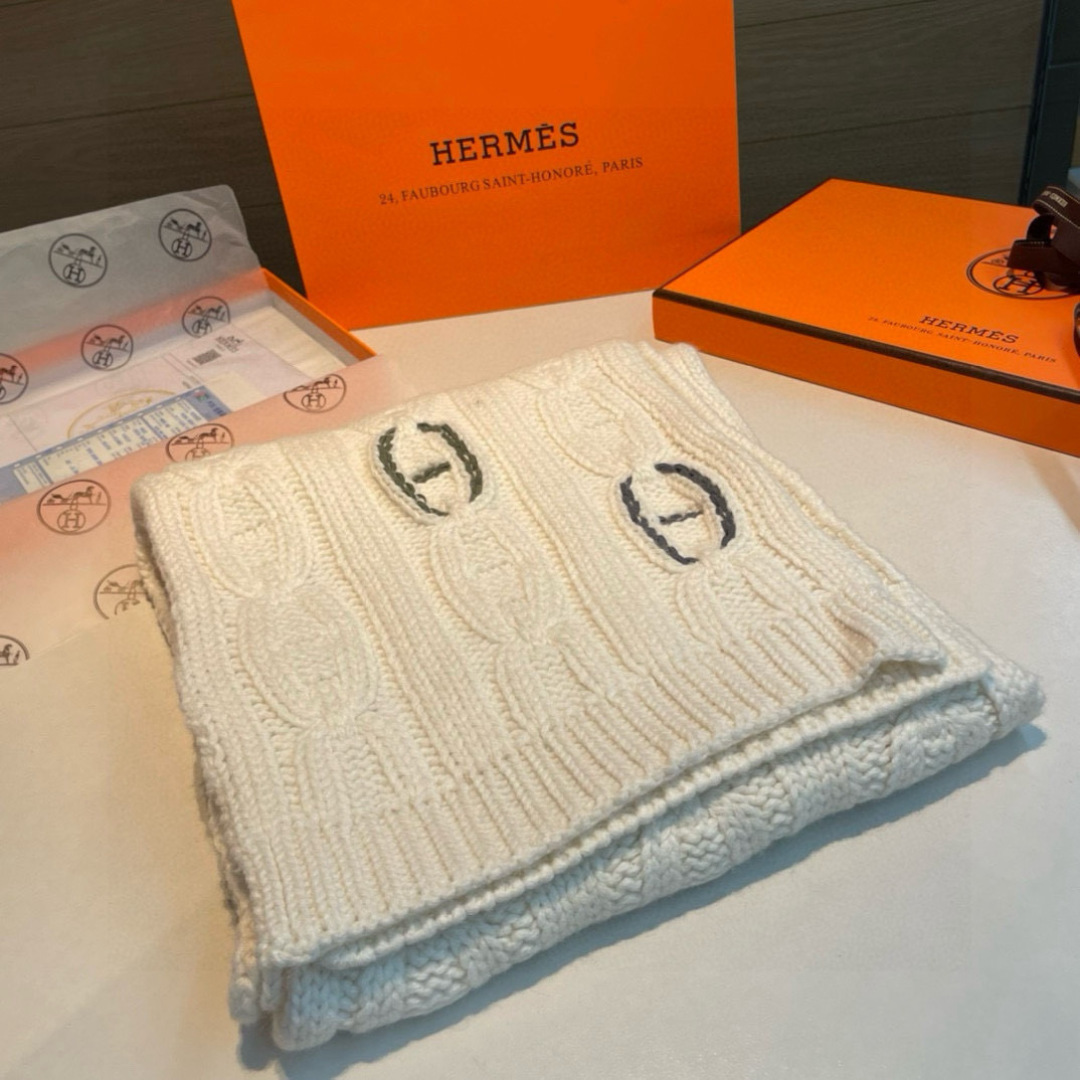 H家经典猪鼻子麻花围巾:经典款，可以搭配很多年，毫不夸张!叠搭裹头外披实用的时髦造型都可以驾驭!面料采用