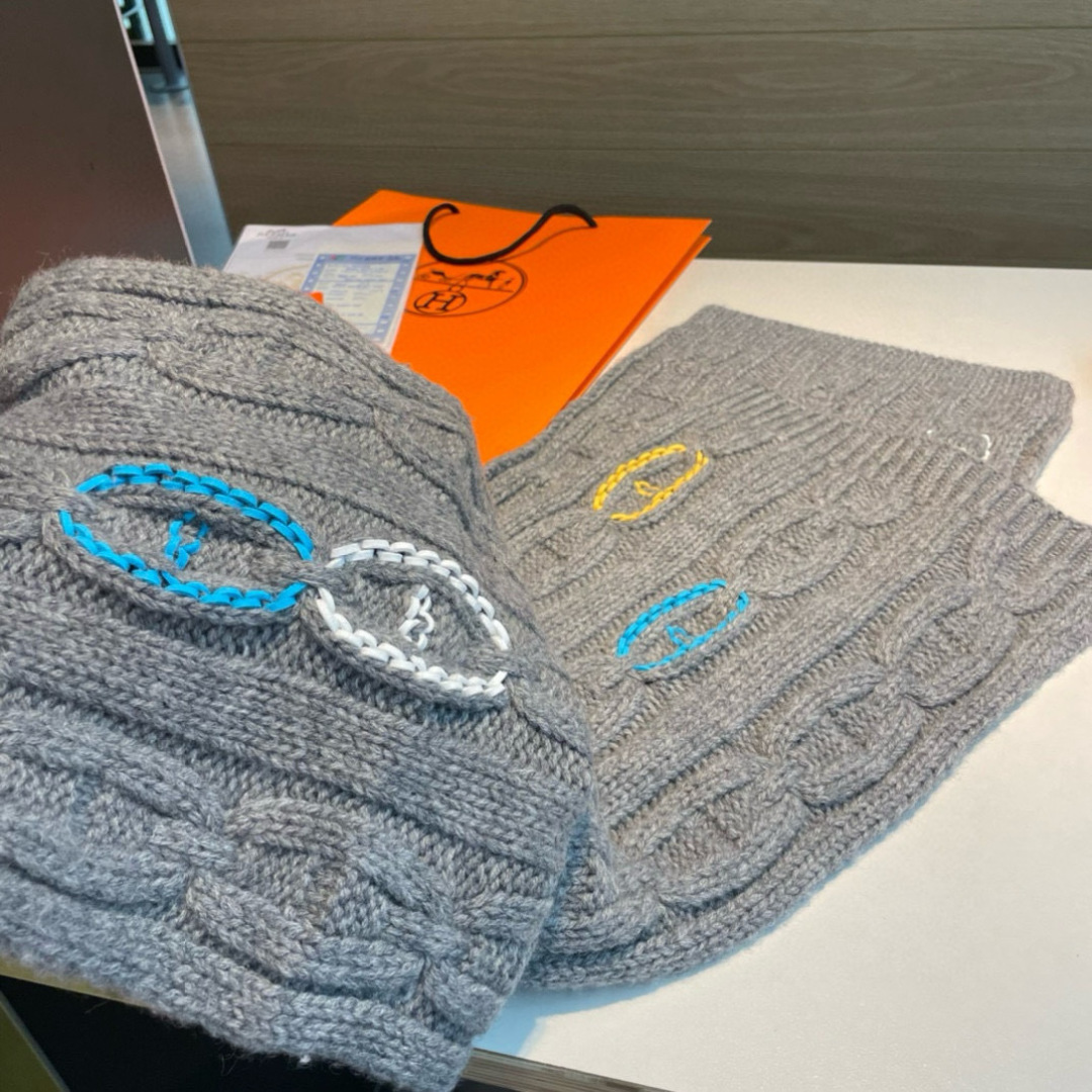 H家经典猪鼻子麻花围巾:经典款，可以搭配很多年，毫不夸张!叠搭裹头外披实用的时髦造型都可以驾驭!面料采用