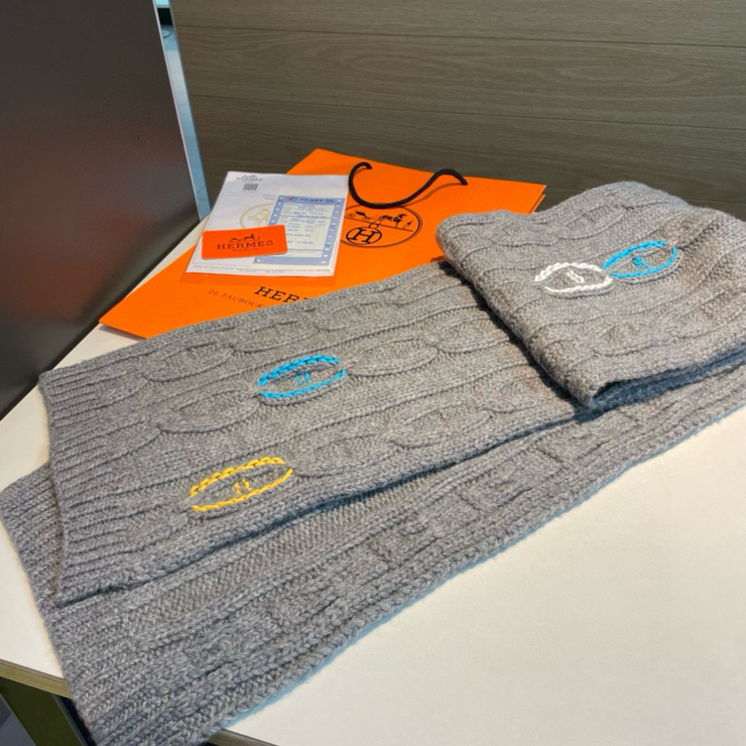 H家经典猪鼻子麻花围巾:经典款，可以搭配很多年，毫不夸张!叠搭裹头外披实用的时髦造型都可以驾驭!面料采用