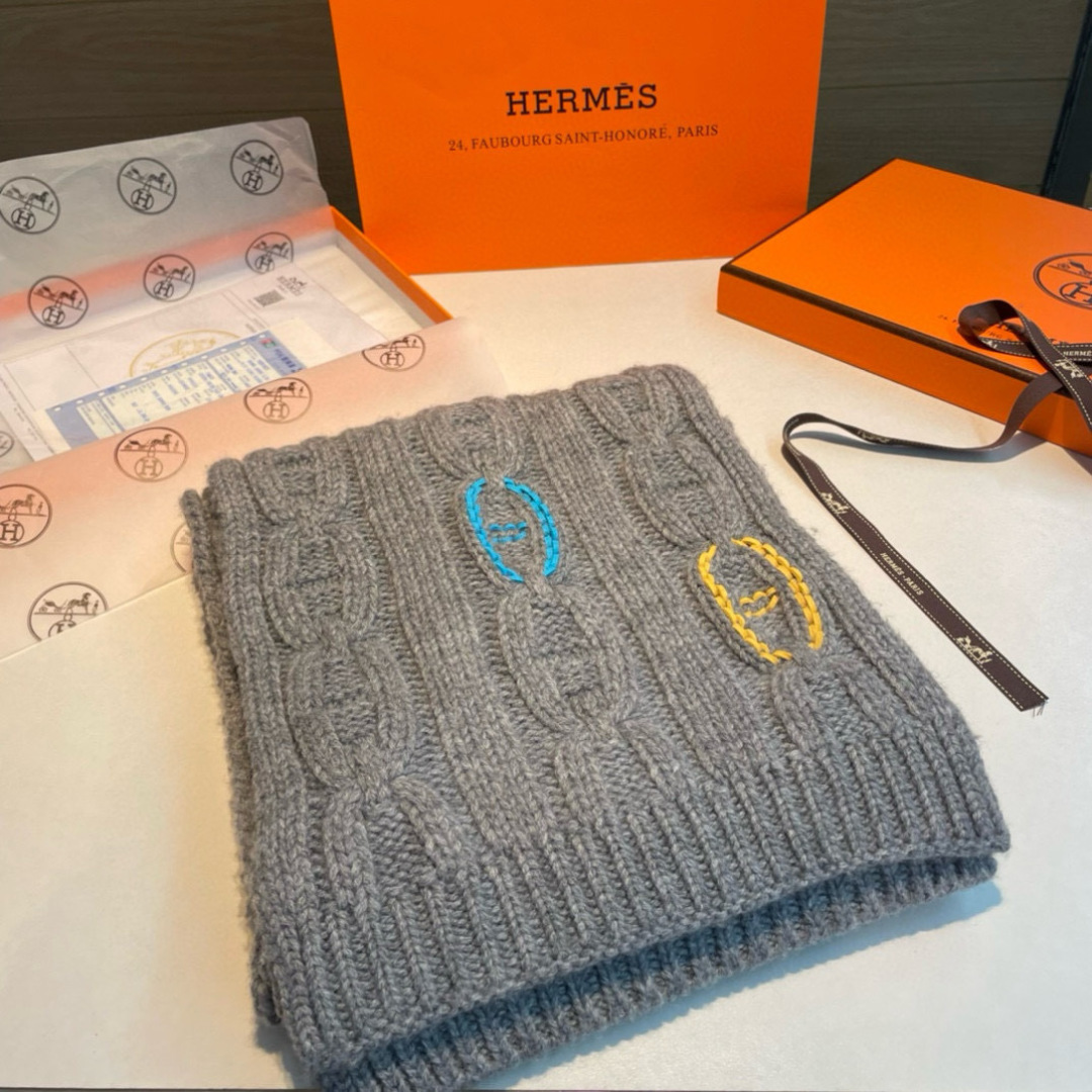 H家经典猪鼻子麻花围巾:经典款，可以搭配很多年，毫不夸张!叠搭裹头外披实用的时髦造型都可以驾驭!面料采用