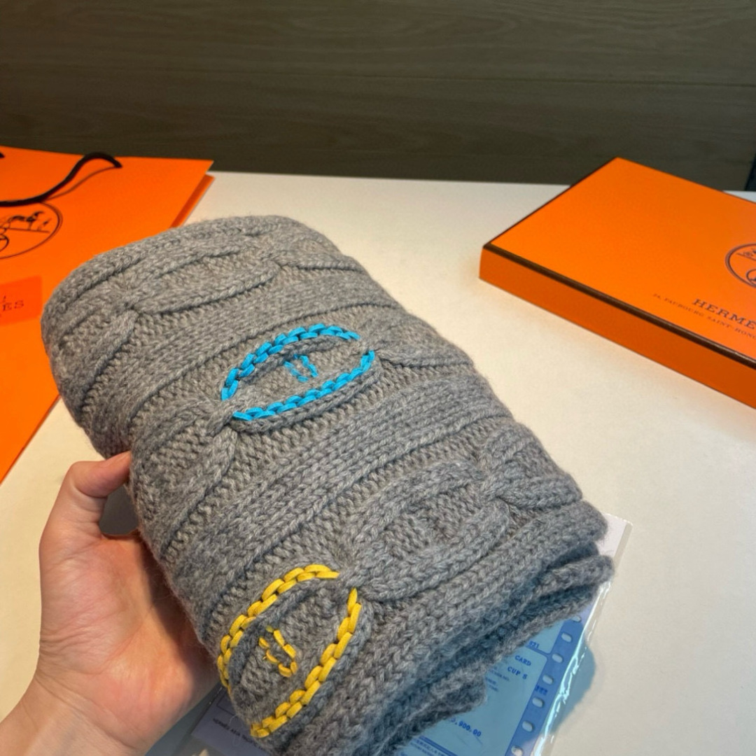 H家经典猪鼻子麻花围巾:经典款，可以搭配很多年，毫不夸张!叠搭裹头外披实用的时髦造型都可以驾驭!面料采用