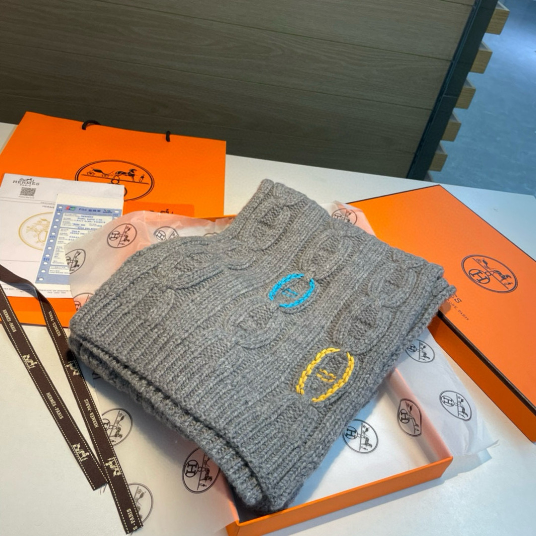 H家经典猪鼻子麻花围巾:经典款，可以搭配很多年，毫不夸张!叠搭裹头外披实用的时髦造型都可以驾驭!面料采用