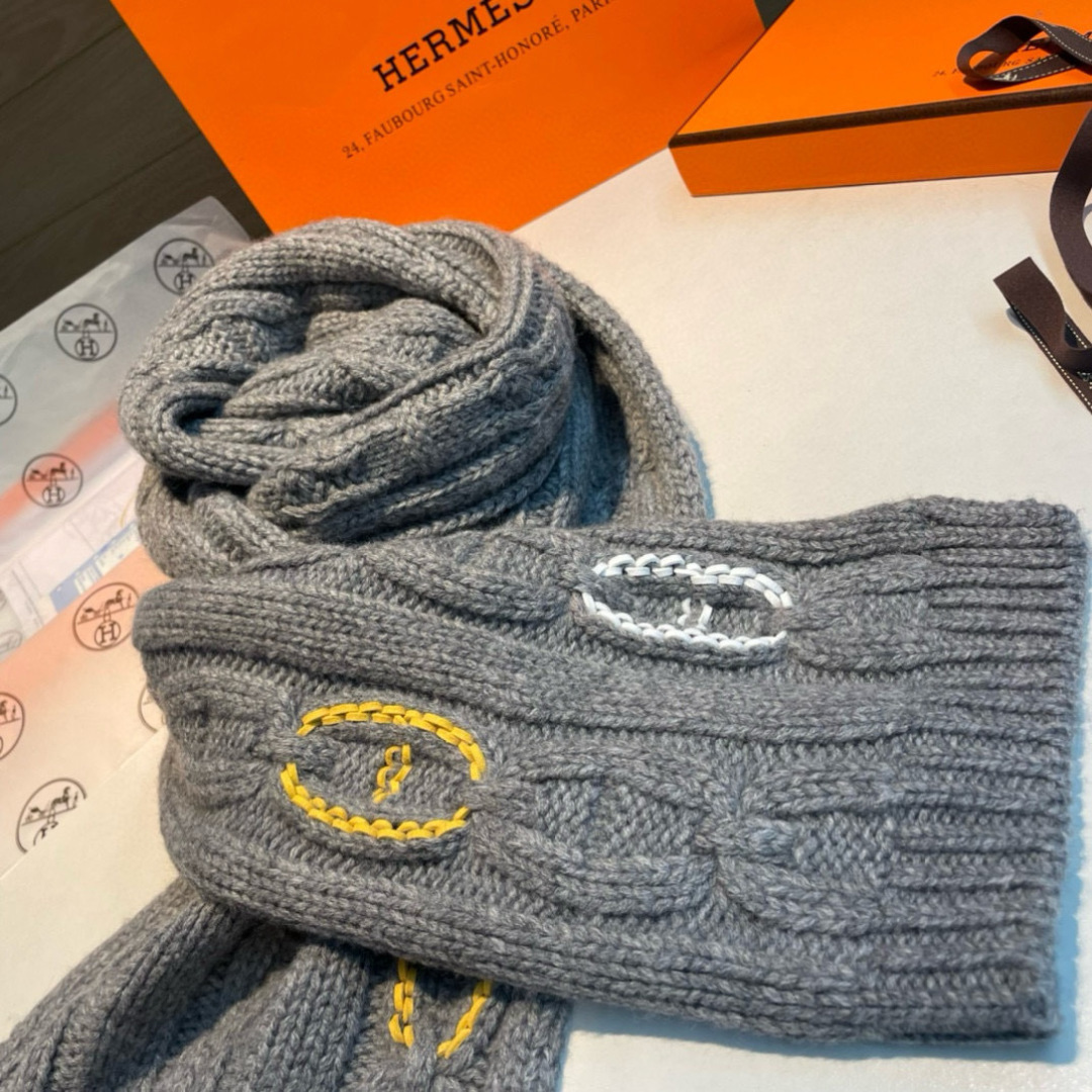 H家经典猪鼻子麻花围巾:经典款，可以搭配很多年，毫不夸张!叠搭裹头外披实用的时髦造型都可以驾驭!面料采用