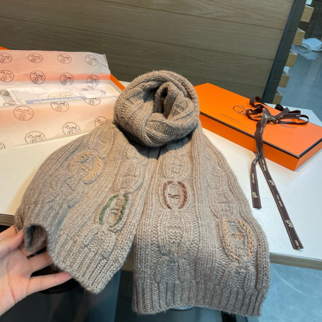 H家经典猪鼻子麻花围巾:经典款，可以搭配很多年，毫不夸张!叠搭裹头外披实用的时髦造型都可以驾驭!面料采用