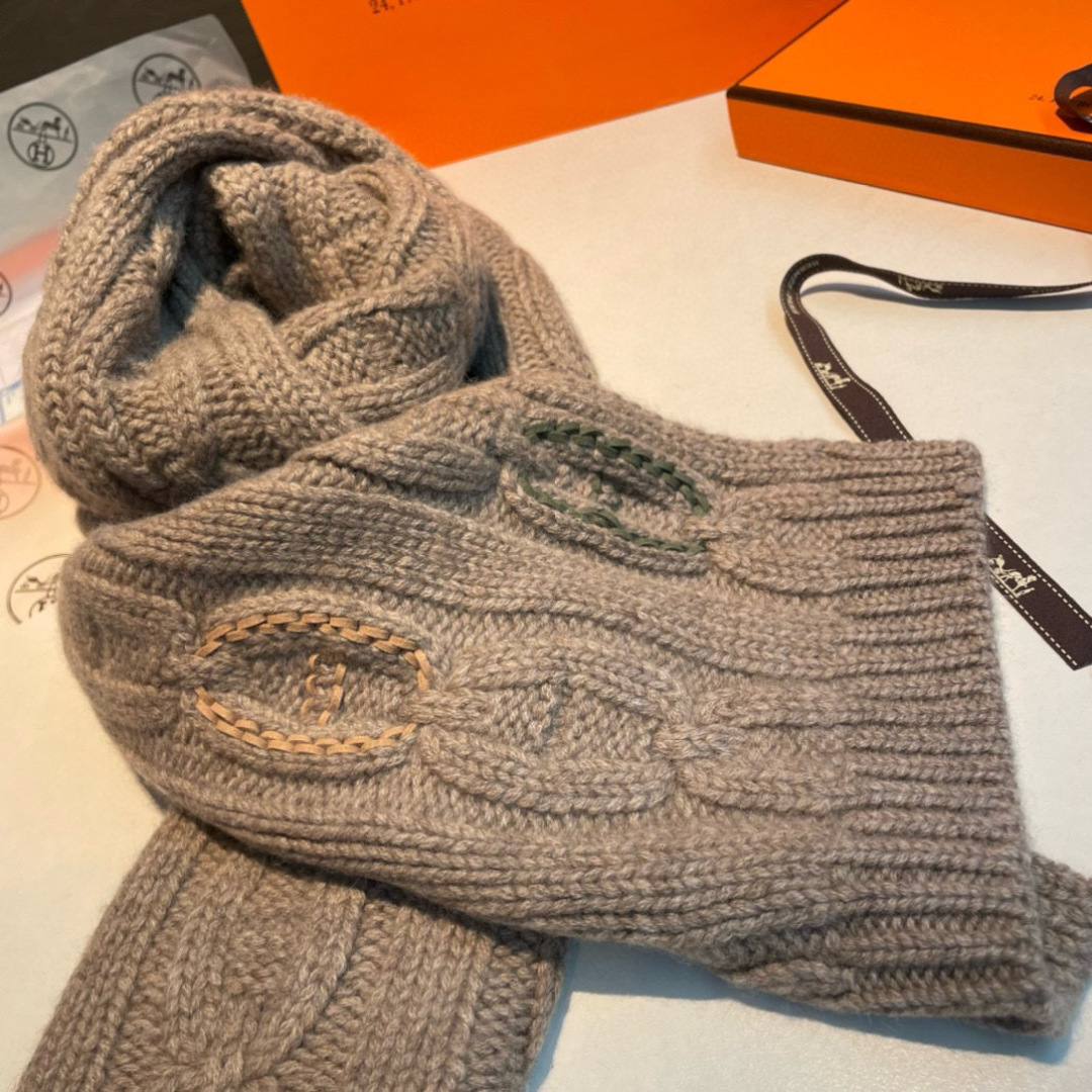 H家经典猪鼻子麻花围巾:经典款，可以搭配很多年，毫不夸张!叠搭裹头外披实用的时髦造型都可以驾驭!面料采用