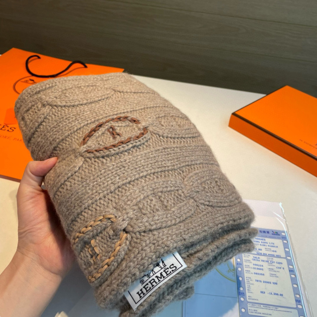 H家经典猪鼻子麻花围巾:经典款，可以搭配很多年，毫不夸张!叠搭裹头外披实用的时髦造型都可以驾驭!面料采用