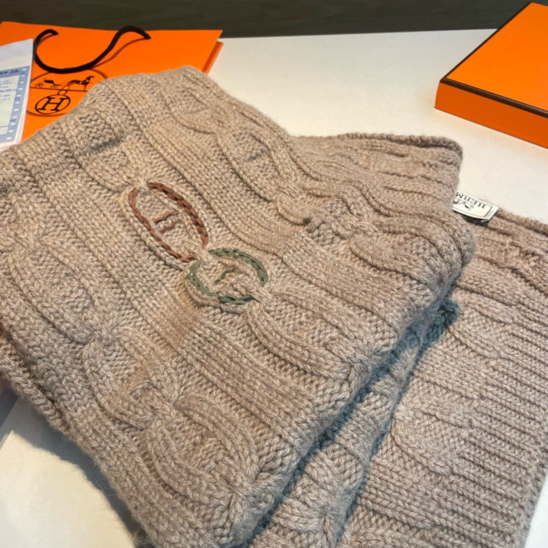 H家经典猪鼻子麻花围巾:经典款，可以搭配很多年，毫不夸张!叠搭裹头外披实用的时髦造型都可以驾驭!面料采用