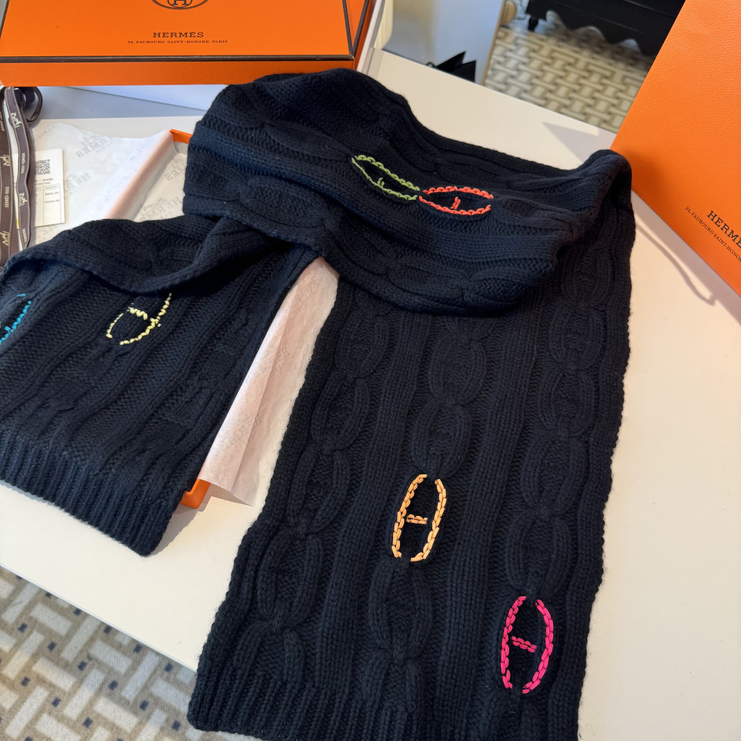 H家经典猪鼻子麻花围巾:经典款，可以搭配很多年，毫不夸张!叠搭裹头外披实用的时髦造型都可以驾驭!面料采用